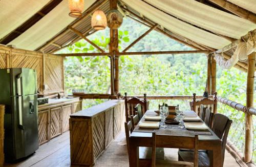 Cocorna Bed & Breakfast | Ecocabaña Pocahontas en rio Santo Domingo, Melcocho