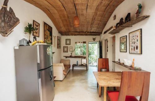 Cocorna House | Casa blanca, Refugio Natural Jacaranda