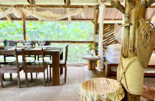 Cocorna Bed & Breakfast | Ecocabaña Pocahontas en rio Santo Domingo, Melcocho