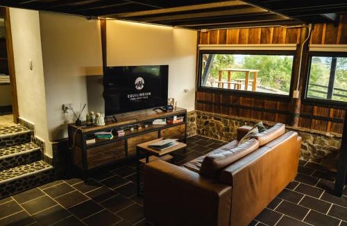 Jerico House | Refined cabin, panoramic views, steps from Jericó