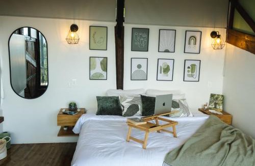 Jerico House | Refined cabin, panoramic views, steps from Jericó