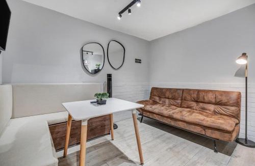 La Florida Apartment | Provenza Walkable Area, AC & Balcony facing KarolG club by Nowa