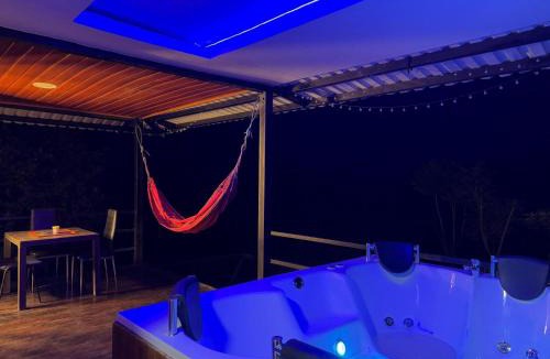 Samana Resort | Cabaña en Norcasia con Jacuzzi sin calefacción, piscina agua de manantial y opción de atracciones extremas Paraíso Xtreme
