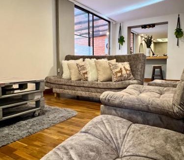 La Florida Apartment | Provenza Oasis ~ Renovated Apt ~ Pvt Terrace ~ 500mbWiFi