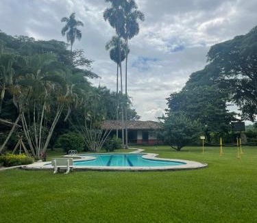 Guadalajara de Buga House | Habitación para pareja Baño Privado piscina en Buga