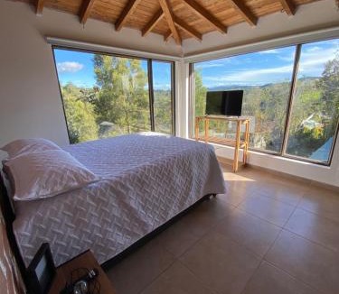 Medellin House | Habitación con baño privado en casa de campo ubicada en Santa Elena
