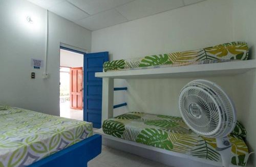 San Antero Apartment | Cabaña con aire, camarote, hamaca, TV cerca al mar