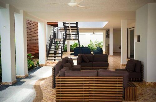 Honda House | Casa Amarilla