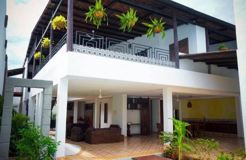 Honda House | Casa Amarilla