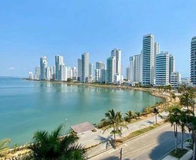 Cartagena House | Habitación para 3 a una cuadra de la playa y bahía