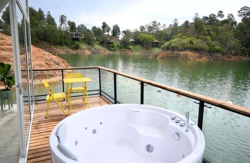 Guatape Other | Casa Flotante La Trinidad