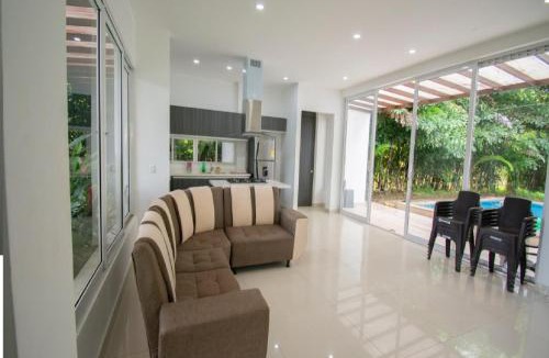 Restrepo Villa | Casa blanca, casa campestre Restrepo
