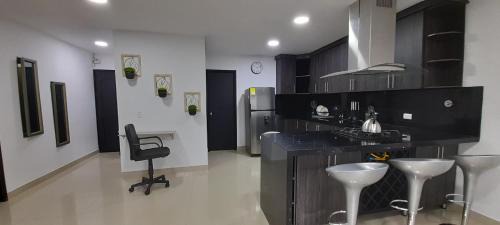 San Javier House | Habitación 303 con baño privado cerca a laureles