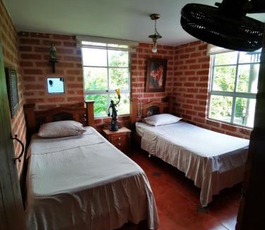 Sopetran House | Finca con forma de castillo y piscina en Sopetrán