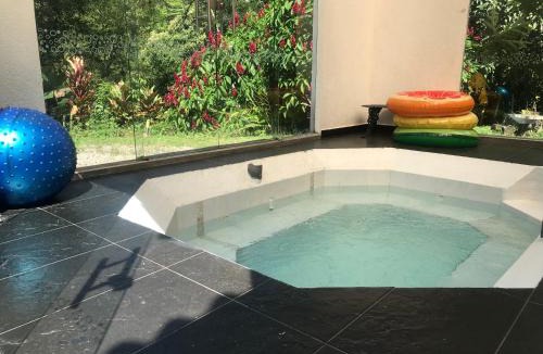 La Vega Villa | Casa Quinta privada con piscina soleada Billar, Tejo, Jacuzzy climatizado, kiosco