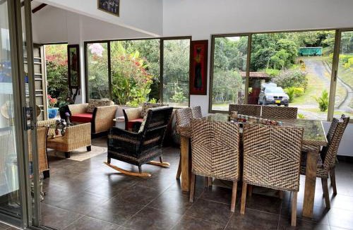 La Vega Villa | FINCA SAN LUIS en La Vega Cundinamarca Diversión Gastronomía Gourmet y Confort Total hasta para 17 Personas Piscina Jacuzzi y Juegos de mesa