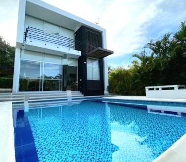 Girardot Villa | Exclusiva Casa Boutique Lagos del Peñon Club