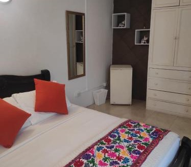 Cartagena Walled City Apartment | HPT-ST HABITACION DE HOTEL TRIPLE CON PISCINA AIRE ACONDICIONADO Y WIFi EN GETSEMANI
