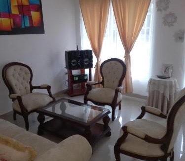 Comuna 4 House | Casa Confortable Santa Marta - Osman.