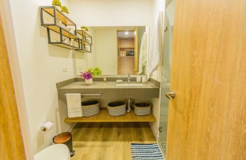 La Aguacatala Apartment | Luxury Suite in El Poblado Co-Work, Gym, Fast WiFi