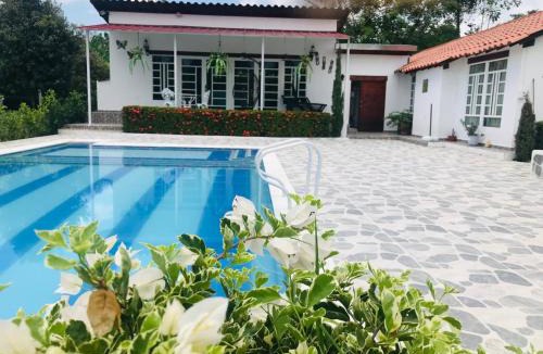 Melgar House | Hermosa Casa de campo grande con aire acon,wifi,piscina,billar !villa ensueño !