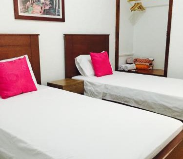 Guadalajara de Buga House | Casa Helga a dos cuadras de la Basílica, casa entera con jardín amplio, 6 habitaciones, 5 baños, cocina, comedor y sala de TV