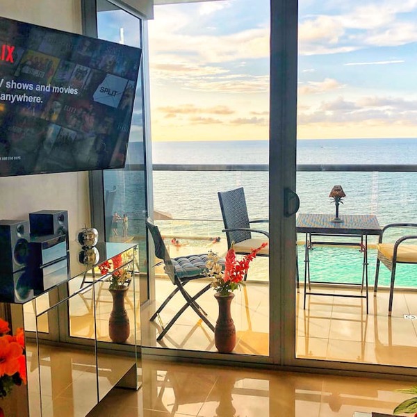 Morroscity - Amazing Poolside Paradise, Ultra Fast Internet, 1BR 2Bath, 5 Stars