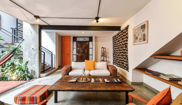 w Bright Colonial 5BR House With Balcony