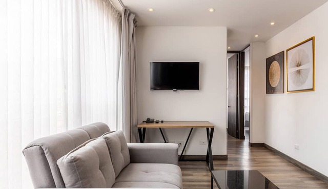 w Modern 2BR in Luxury Building in Chico