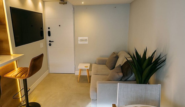 Stylish 1BR Getaway, Jacuzzi, Fireplace, Gym and AC