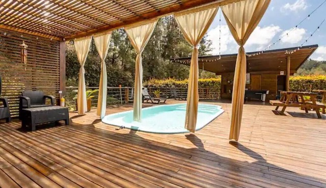 Cabaña en Guatape 21 personas , jacuzzi, piscina, billar. in Guatapé