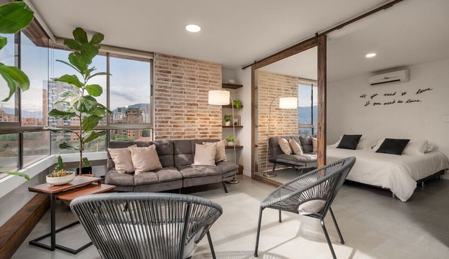 Alcazar Oviedo 502 · Luxury 1BR Apartment near Oviedo with AC