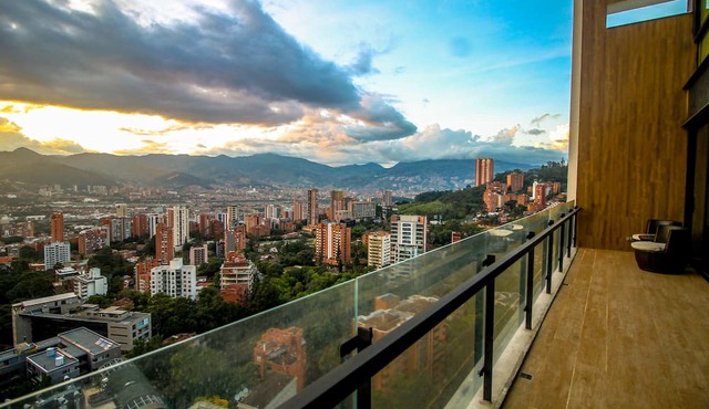 ★18th Floor★Coolest building in Medellin★RoofTop Pool/Jacuzzi/Gym★Amazing Views★