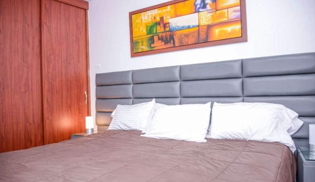 3 Bedroom AC ALL KING BEDS HOT TUB Enclosed Patio AC 2 blocks Lleras