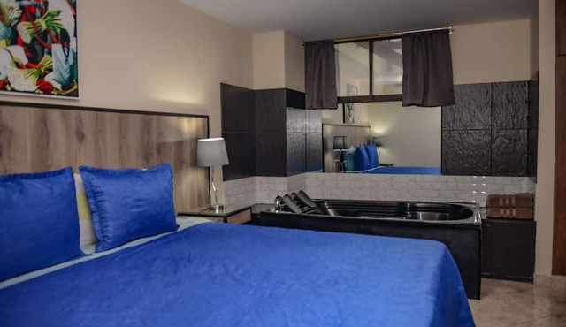 King One bedroom AC HOT TUB ELEVATOR 2 Flat screens
