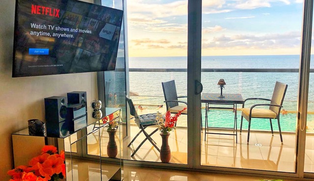 Amazing Poolside Paradise! Ultra-fast internet!