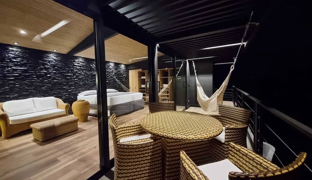 Maranatha Grotto&Boutique. Glamorous Lodge & Cycladic Grotto-Type hot tub