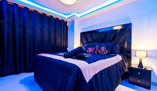 Luxury SkyView Jacuzzi Suite City Night Lights Sunrise Ocean&Palm tree views