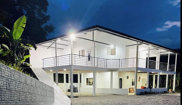 Omas Haus: Relax with the whole family while enjoying the view of the Chivor Dam! in Garagoa