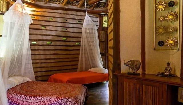 Eco-friendly structure, inspired by a Yarumo leaf, ideal for couples, families, or small groups of up to five guests. Surrounded by tropical nature. Enjoy breakfast, a natural pool, forest trails, birdlife, and peaceful cabin designs. in Restrepo