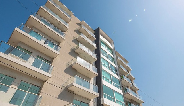 Luxury Airport Penthouse 4 BD 3 BA + Rooftop Pool