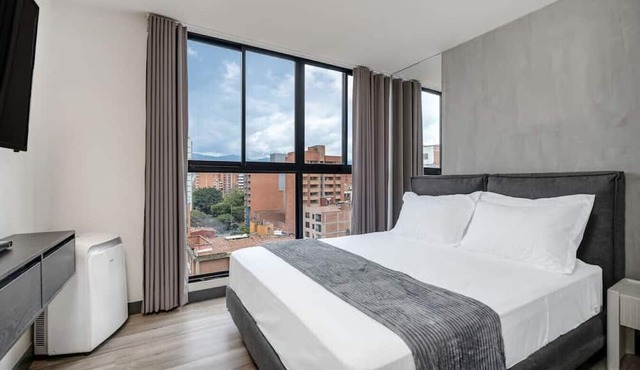 Stylish apt 9th floor w/AC near 2nd Park Laureles