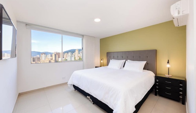 Gorgeous apartment with stunning view and Pool near Santa Fe Mall