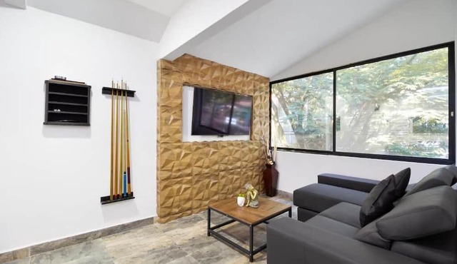 5 Bedrooms with a Golden Jacuzzi