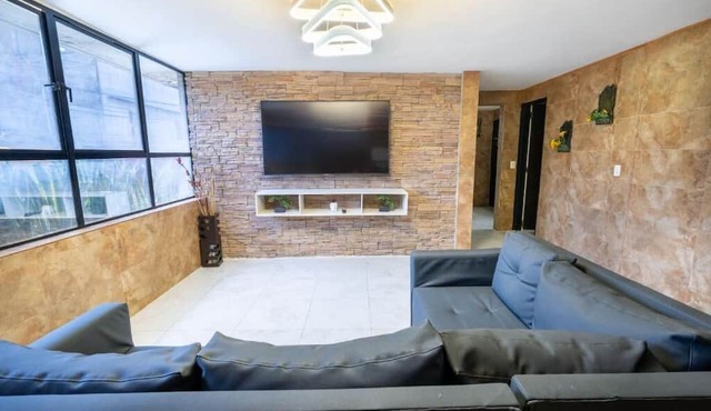 5 bedroom with Arcade Machine
