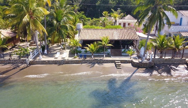 Beachfront cabin with Wi-Fi in Tolu