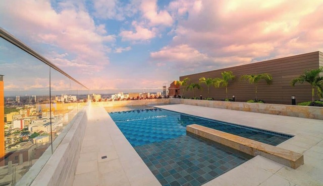 H704 - Amazing City Views With Pool & Parking