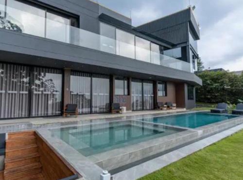 Casa de 7 habitaciones con piscina y jacuzzi y una vista increíble de Medellín