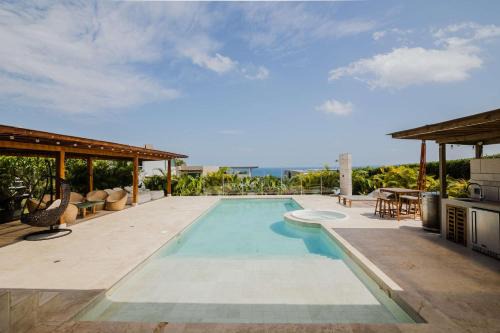 Luxury 3-Bedroom Villa with Private Pool & Jacuzzi in Porto Nao