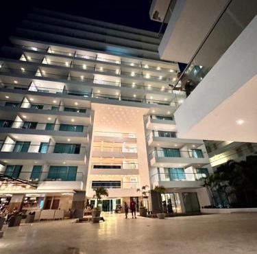 ApartaStudio, Spa, Restaurante, Cancha de Tenis en Condominio a pasos de Hoteles Radisson, Hollyday inn, Americas